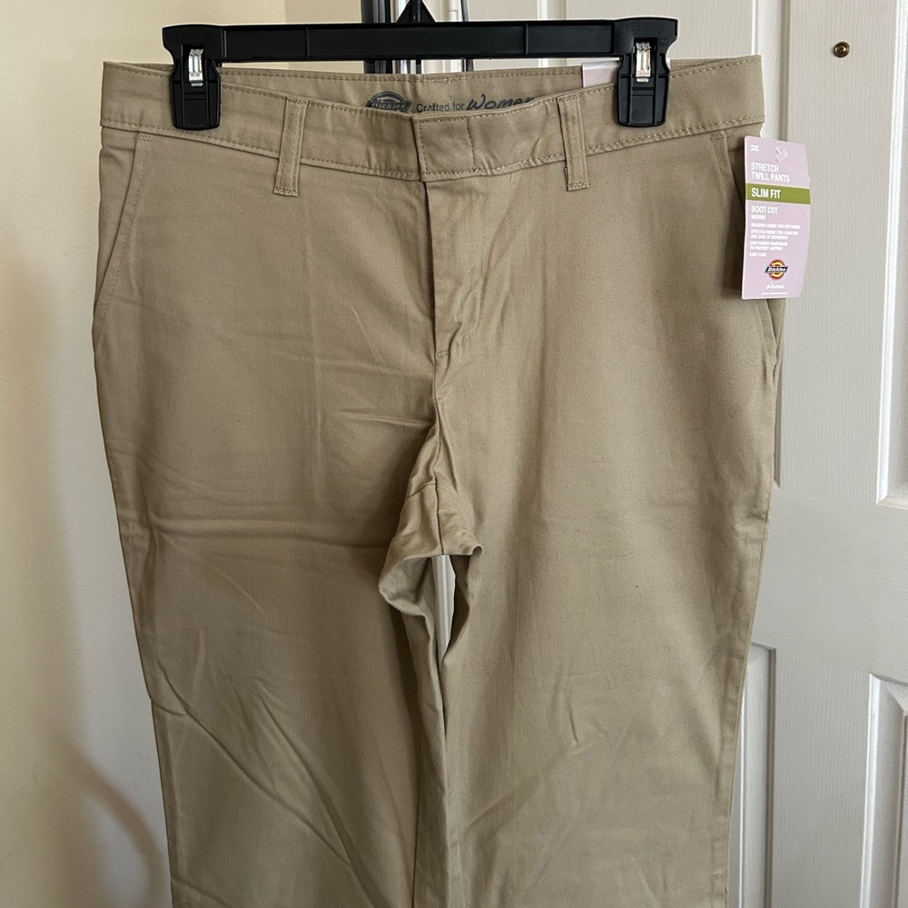 Dickies Women’s Slimfit Khakis Size: 6L